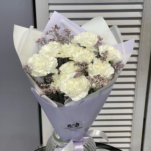 Bouquet of white dianthuses
