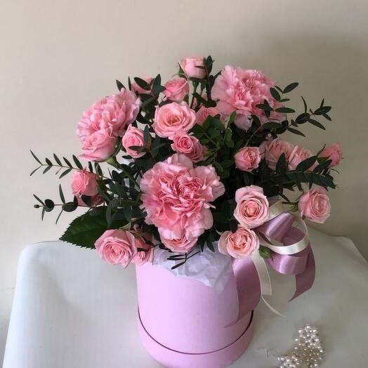 Fragrant composition of bush roses and dianthus