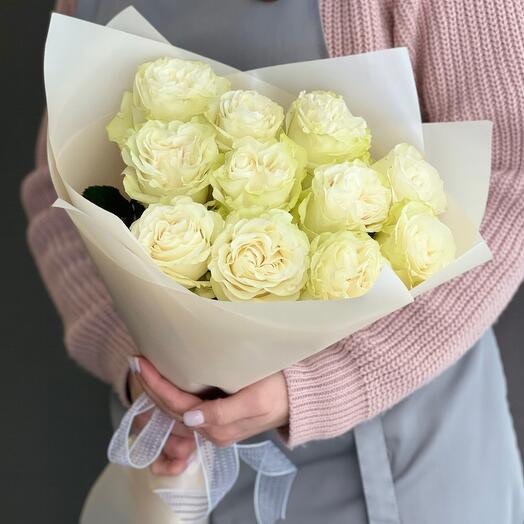 Bouquet of peony-shaped white Ecuadorian roses 🍃