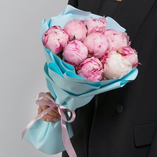 Hermoso ramo de peonías rosas en un elegante paquete