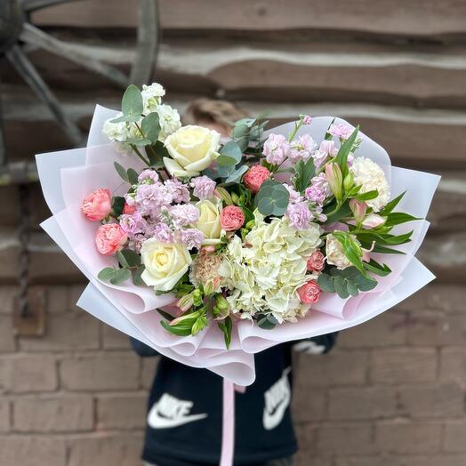 Авторский Букет с Пионовидными Кустовыми Розами,Ароматной Маттиолой,Гортензией,Розами Эквадор,Альстромерии,Диантус и Эвкалипт