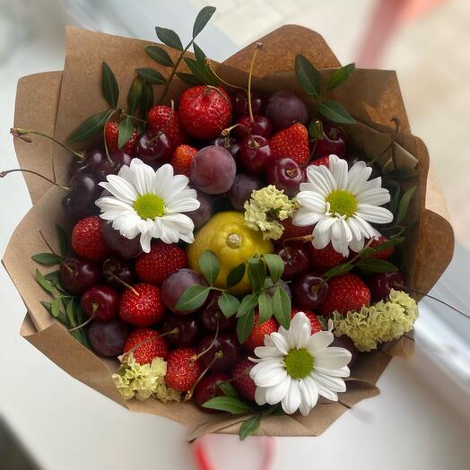 Ramo de frutas, bayas y flores