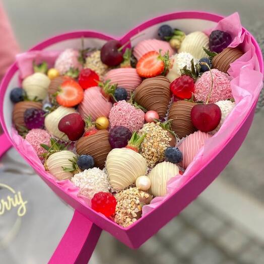 Клубника в молочном, белом и клубничном  шоколаде 25-30 штук Love