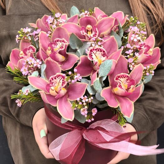 Шляпная коробка с орхидеями, ваксфлауэром и эвкалиптом