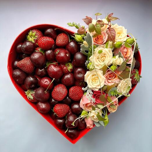 Сердце с клубникой и черешней
