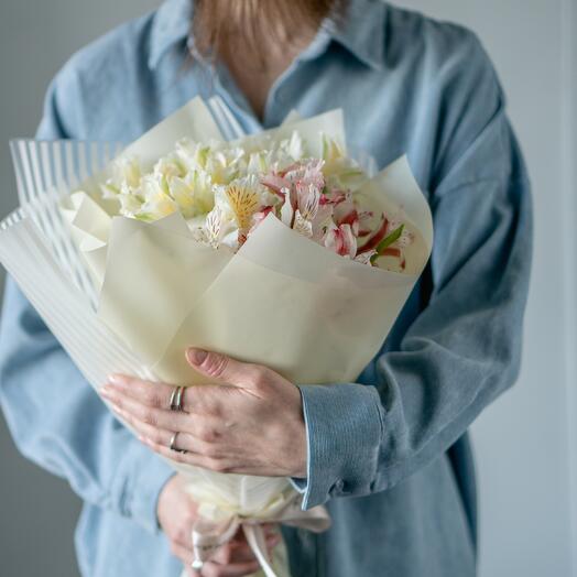 Букет из 7 разноцветных альстромерий в матовой плёнке