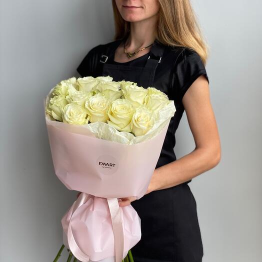 15 белых роз
