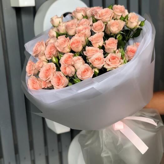 Букет из коралловых кустовых роз