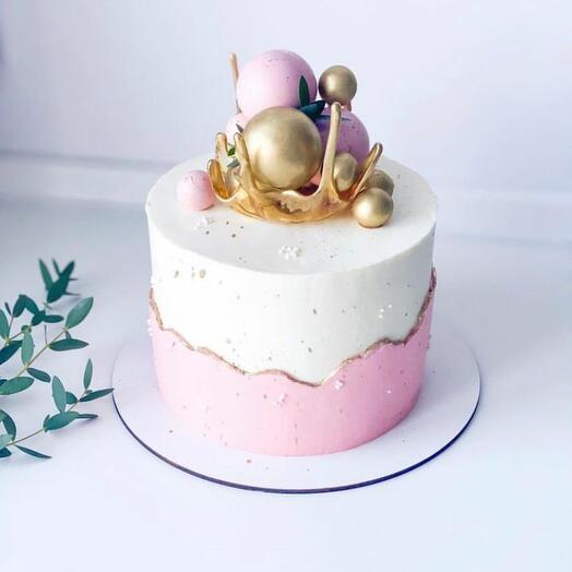 Pastel de niña con bolas de chocolate y jarrón