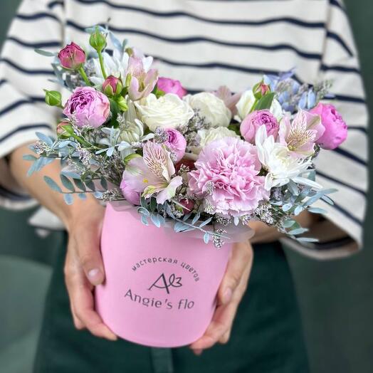 098_composition of alstroemeria, peony rose and bush chrysanthemum in a pink hatbox