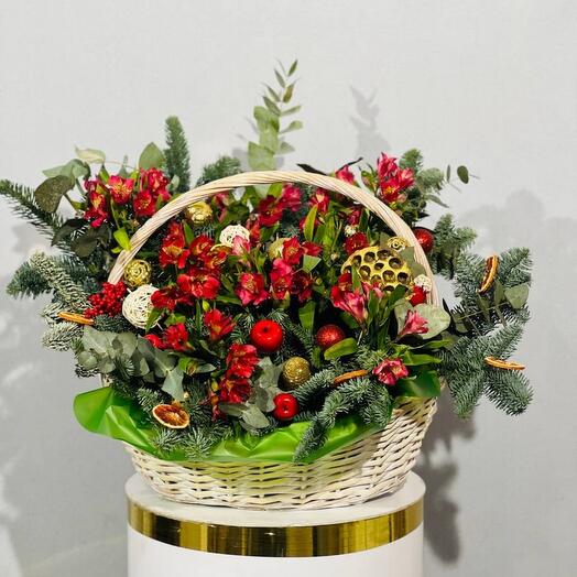 Огромная новогодняя корзина с цветами и нобилисом