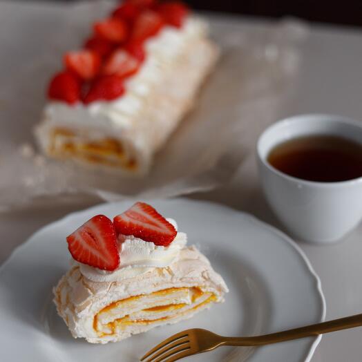 Меренговый рулет с манго