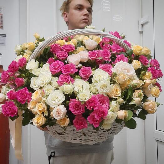 Enorme cesta de rosas de arbusto