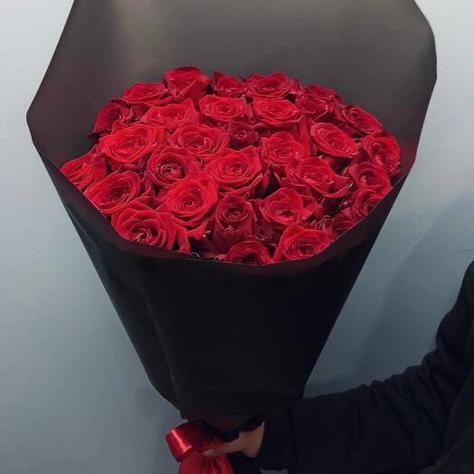 Букет из 31 красной розы 60 см