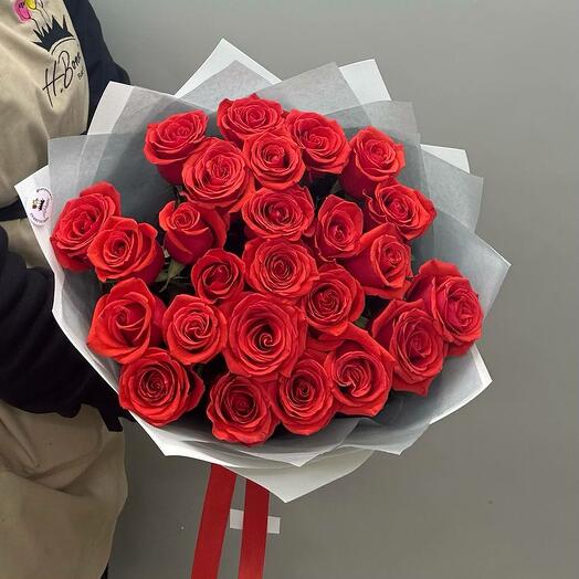 Букет алых роз