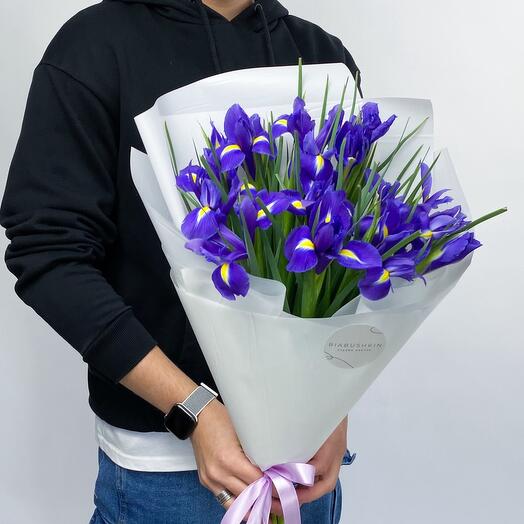 Нежный букет из синих ирисов в белой упаковке (размер S)