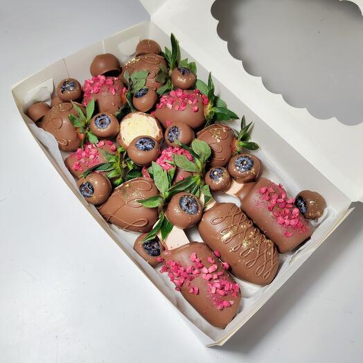 Клубника, голубика, бананы в шоколаде