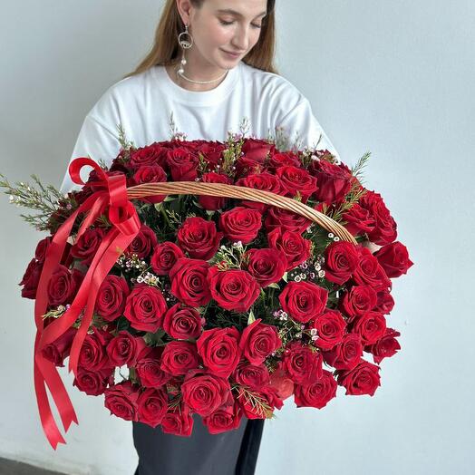 99 красных роз в корзине