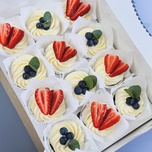 Cupcakes de vainilla con confitería de fresa 12pcs