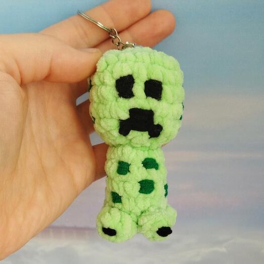 Вязаный брелок "Крипер"