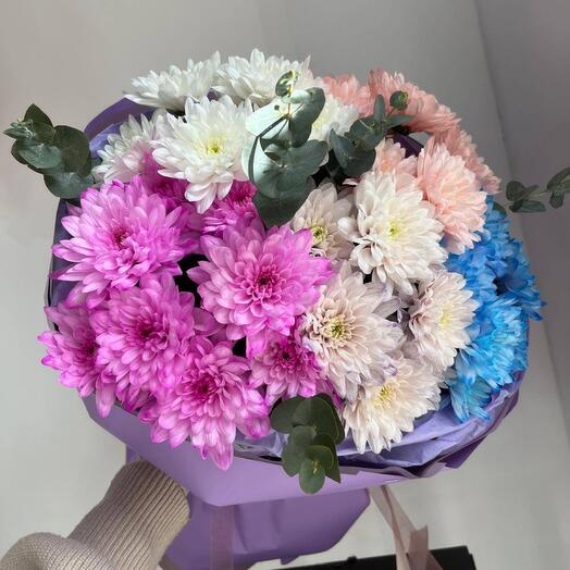 Букет из розовых, голубых и белых хризантем