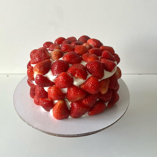 Медовик со свежей клубникой