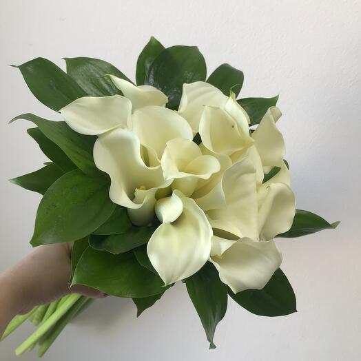 Свадебный букет из 15калл и рускуса
