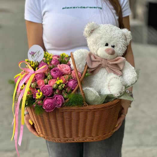 Корзина с розами, сезонными цветами и мягкой игрушкой