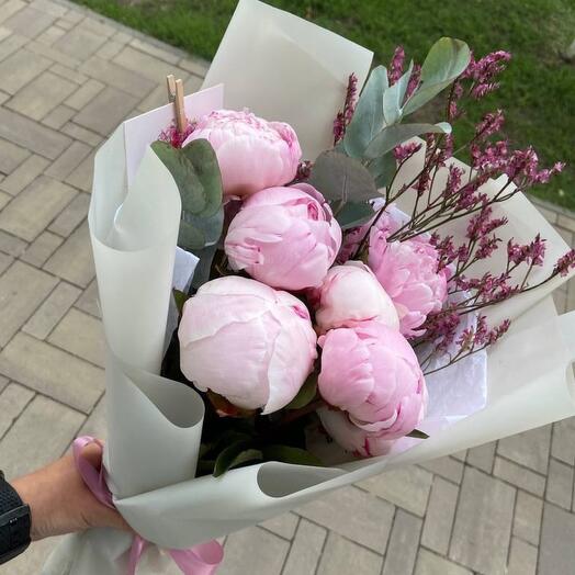 Букет с пионами 7 штук