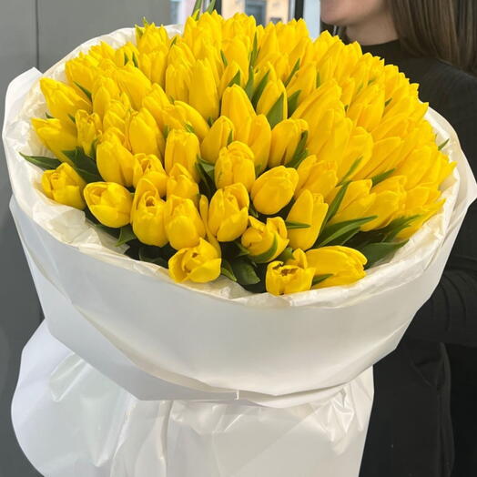 100 yellow tulips