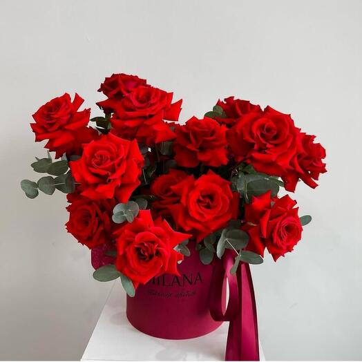 Красные розы в коробке