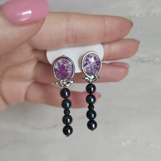 Серьги из черной майорки с добавлением эпоксидной смолы и сухоцветов