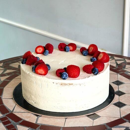 Vanilla cake with strawberries