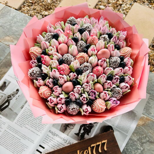 Ramo con tulipanes de malvavisco, fresas cubiertas de chocolate , arándanos