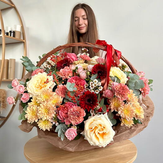 Пышная корзина в насыщенной гамме
