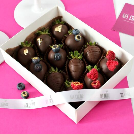 Клубника в шоколаде премиальный набор: «Ягодная ночь» 12-16 ягод по (темный/молочный на выбор)