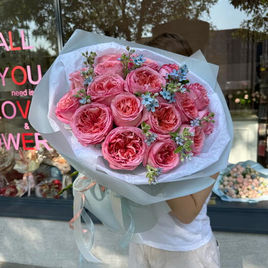 Букет з півонієвих троянд і оксипеталуму