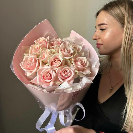 11 розовых роз