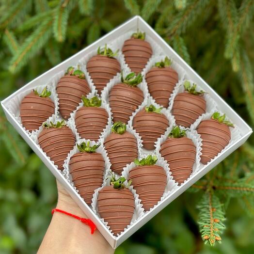 Клубника в шоколаде "Choco" - S (9-20 ягод)
