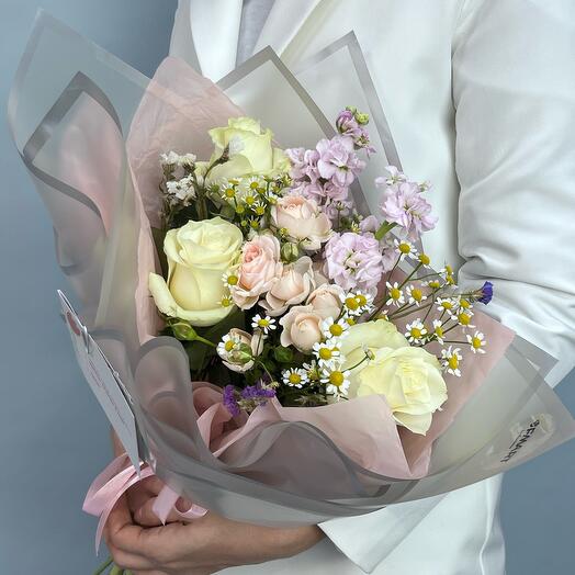 Bouquet "Gentle cloud" with bush roses and daisies N36421