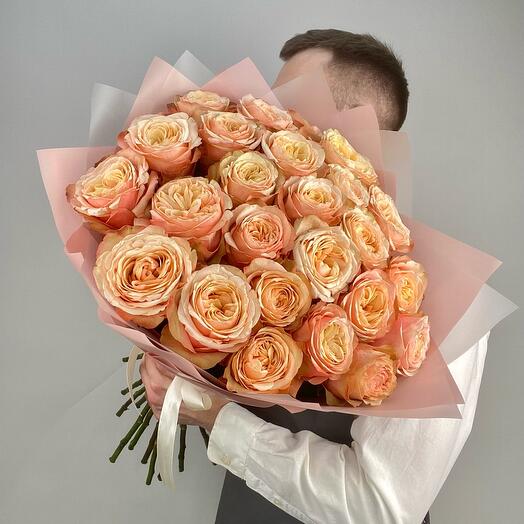 Monobucket of 25 peony-shaped roses of the Kahala variety