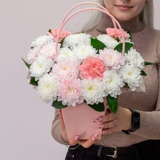 Композиция в сумочке из диантусов и нежных хризантем. Арт.208
