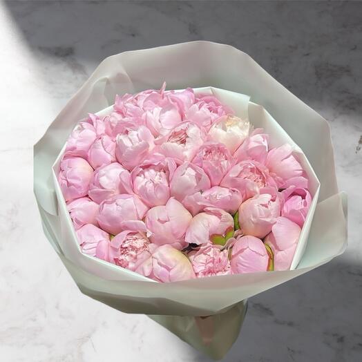 Букет из 35 розовых пионов премиум