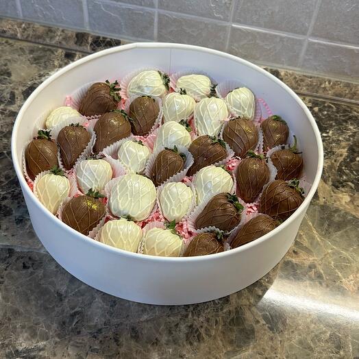 Клубника в шоколаде шайба бел и молочный шоколла