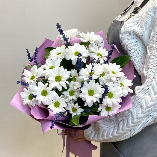 Monobucket made of bush chrysanthemum and stabilized lavender