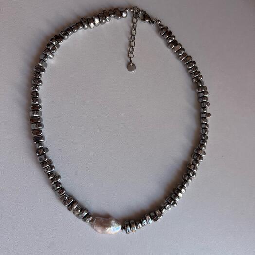 Чокер из гематита с барочной жемчужиной