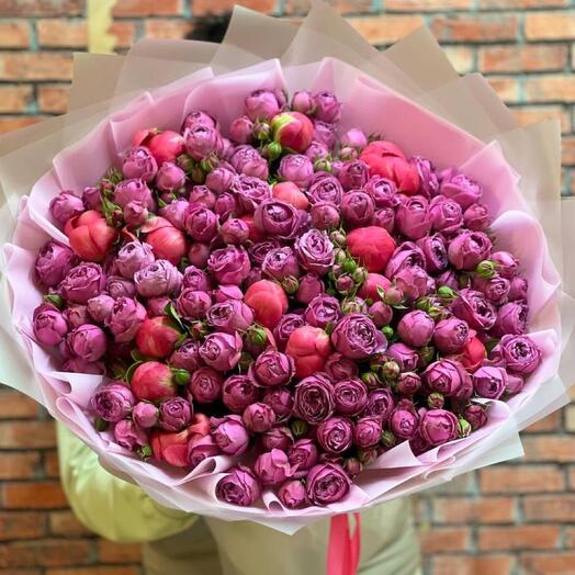 Кустовые розы с коралловыми пионами
