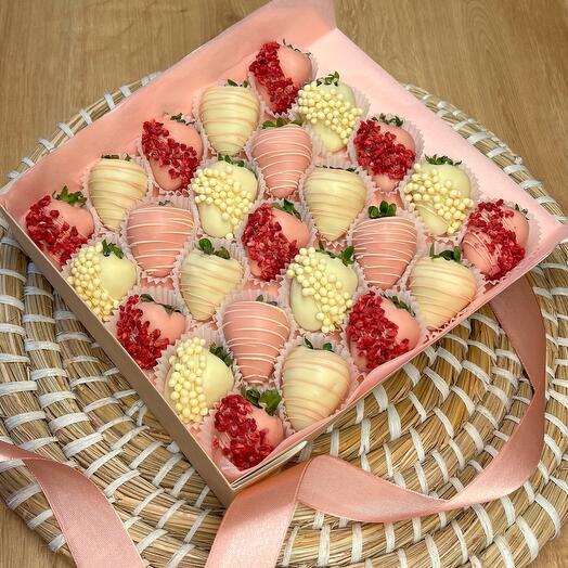 Клубника в белом и розовом шоколаде 25шт