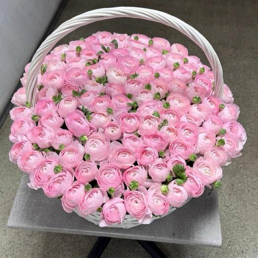 Ранункулюс в корзине
