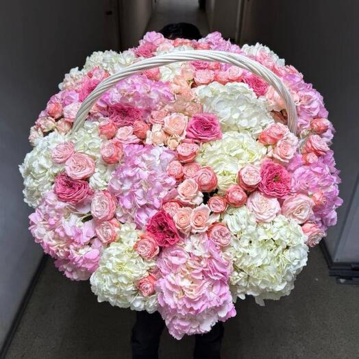 Hortensia con rosas de arbusto